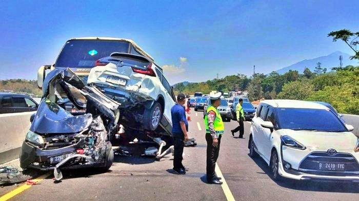 Kecelakaan beruntun 6 kendaraa di jalan tol semarang ungaran