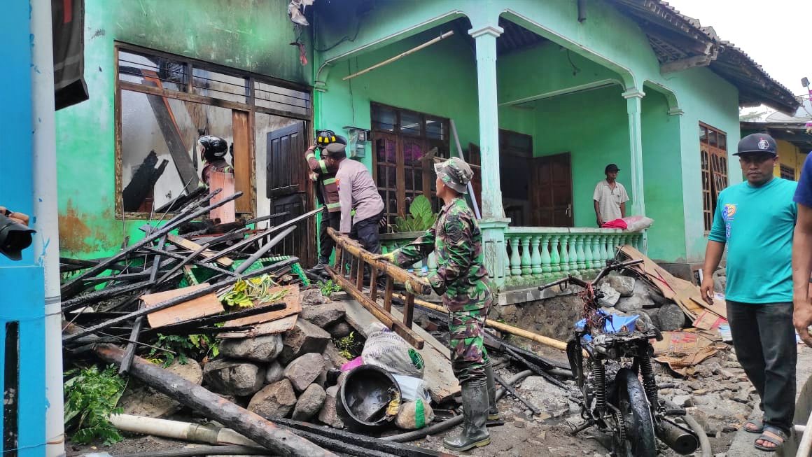 Kerja Bakti di rumah yang mengalami kebakaran di Sawangan Magelang