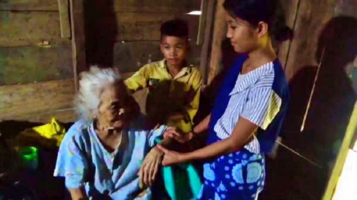 Kisah pilu 4 orang kakak beradik anak yatim yang mengurus neneknya yang lumpuh.