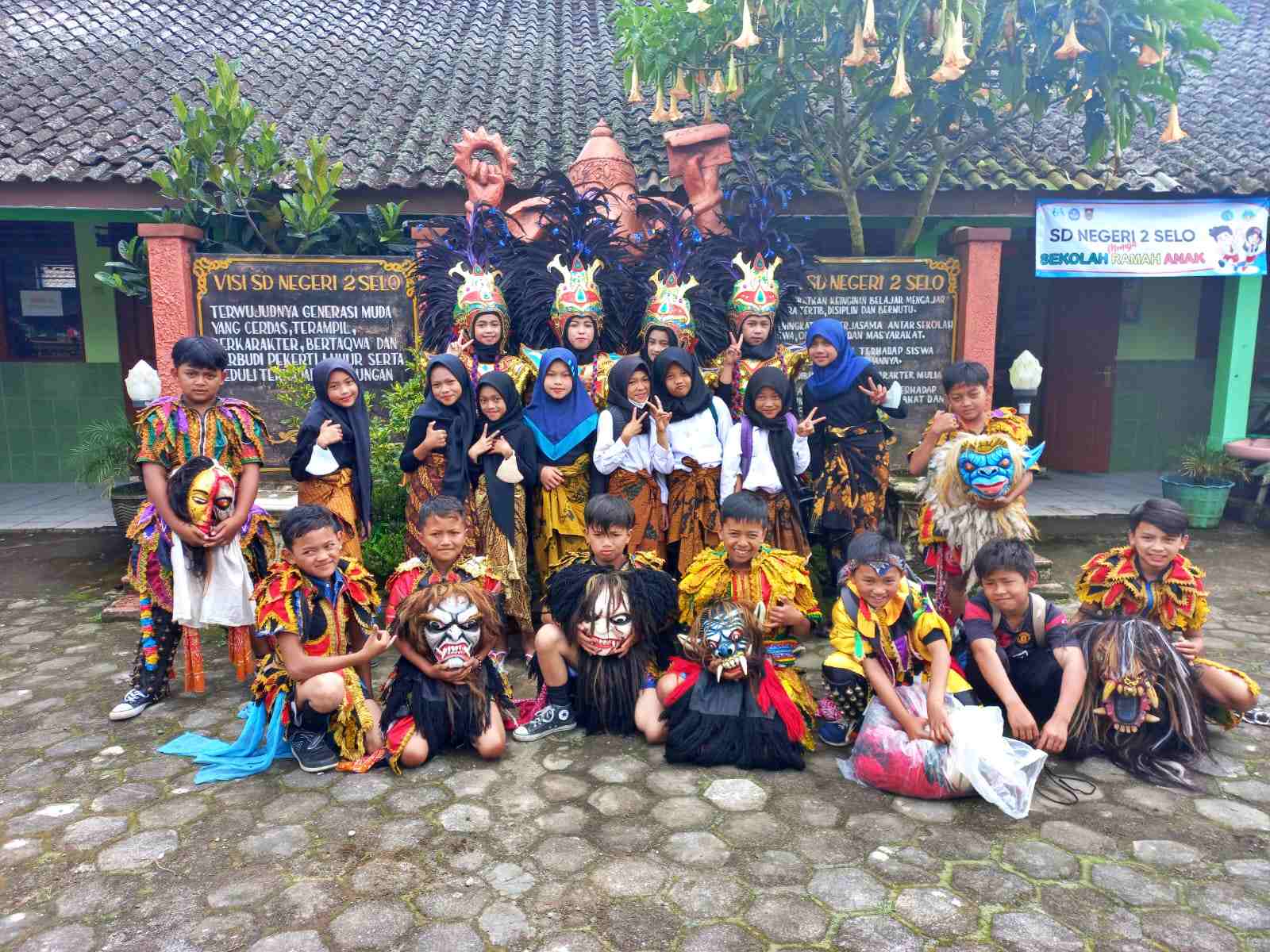 Pelajar SD Negeri 2 Selo setelah pentas seni_ foto Dokumentasi pribadi guru wali kelas IV Aprilia Kusumaningtyas