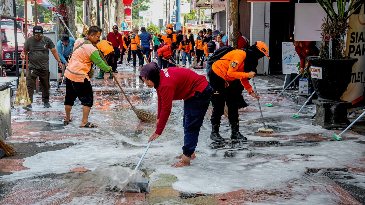 Ratusan Relawan Bersihkan Trotoar Pecinan Kota Magelang
