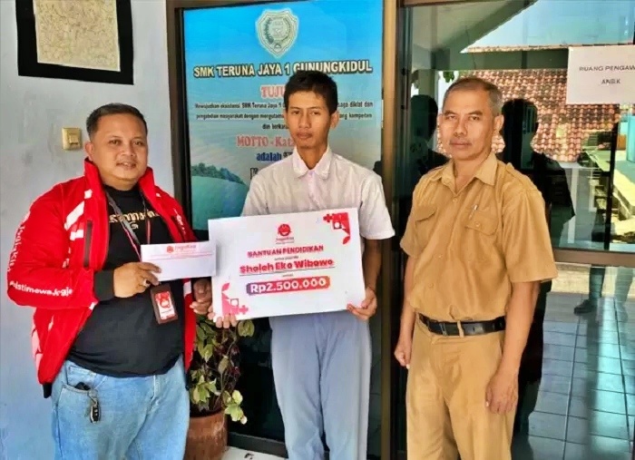 Penyerahan bantuan dana pendidikan bagi pelajar di Yogyakarta yang berangkat sambil memungut botol bekas