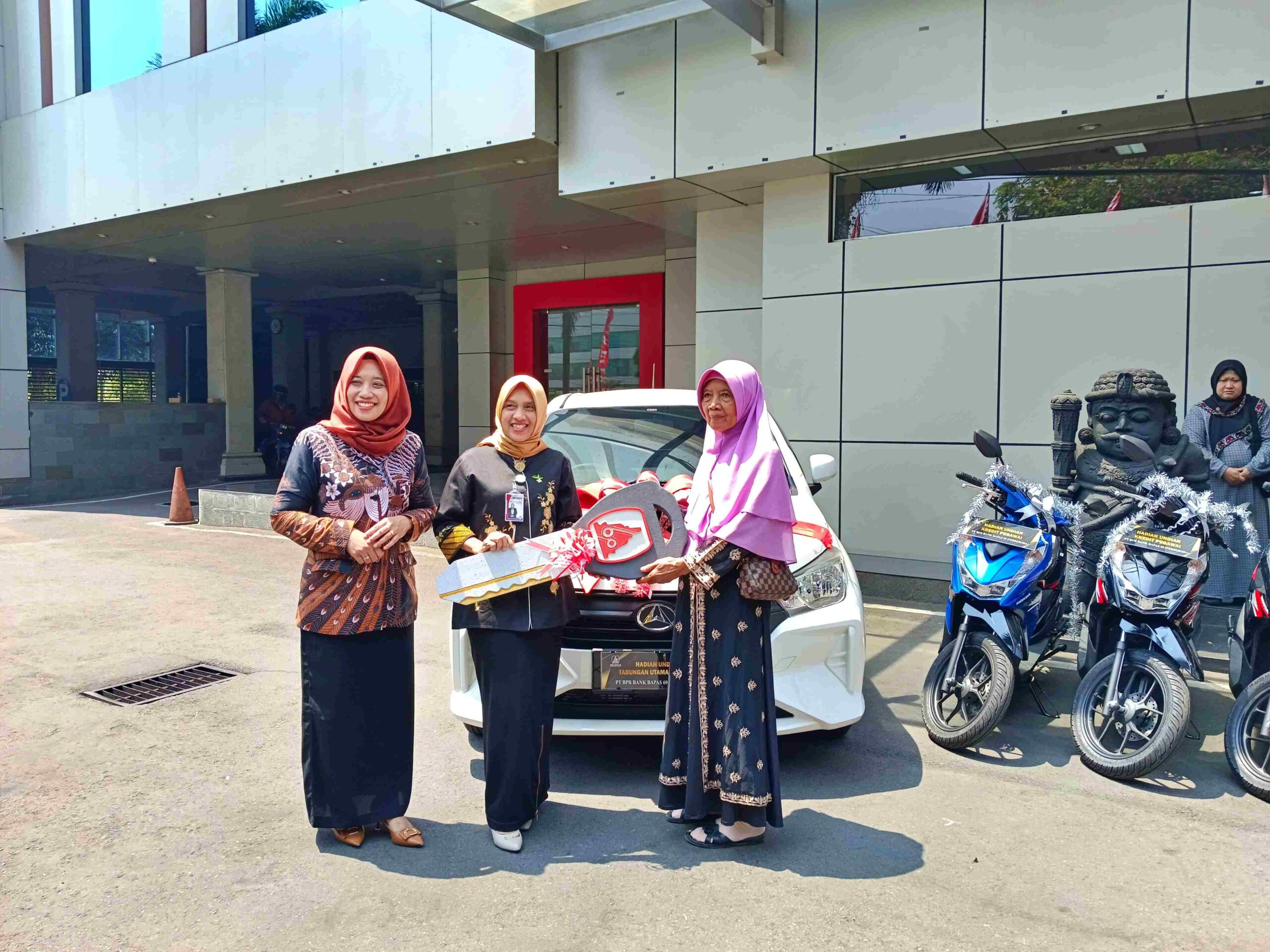 Penyerahan hadian undian nasabah Bank Bapas 69 Magelang berupa mobil dan lainnya