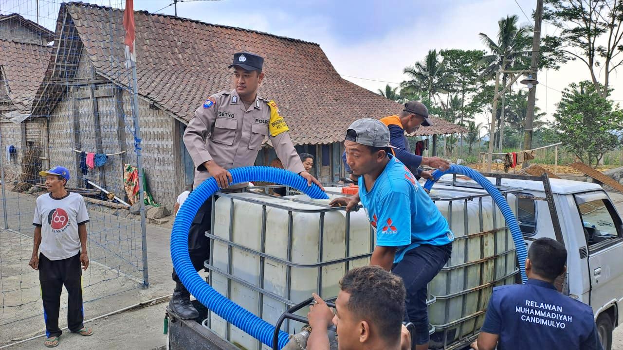 Personil Polsek Sawangan Polresta Magelang dan MDMC Unimma droping air bersih