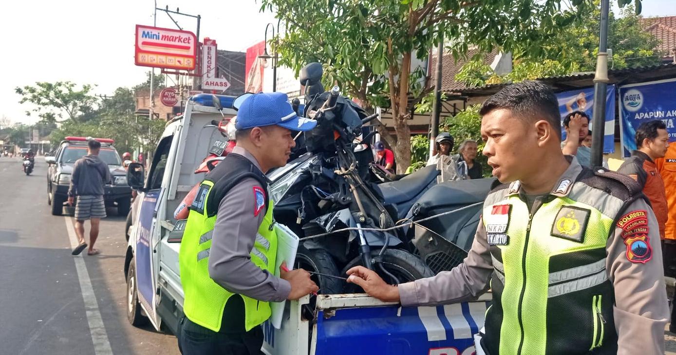 Petugas Satlantas Polresta Magelang saat evakuasi sepeda motor yang terlibat kecelakaan beruntun di Mendut
