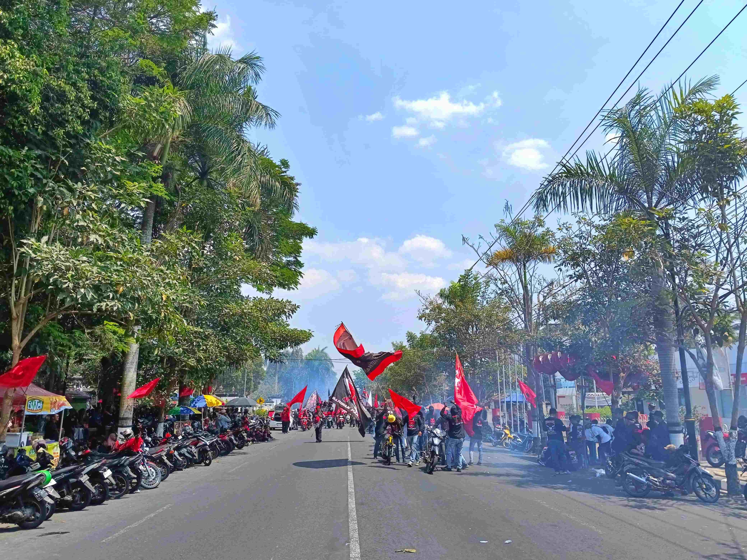 Salah satu laskar simpatisan PDIP hadir acara Banteng Metu Kandang di Sawitan Magelang