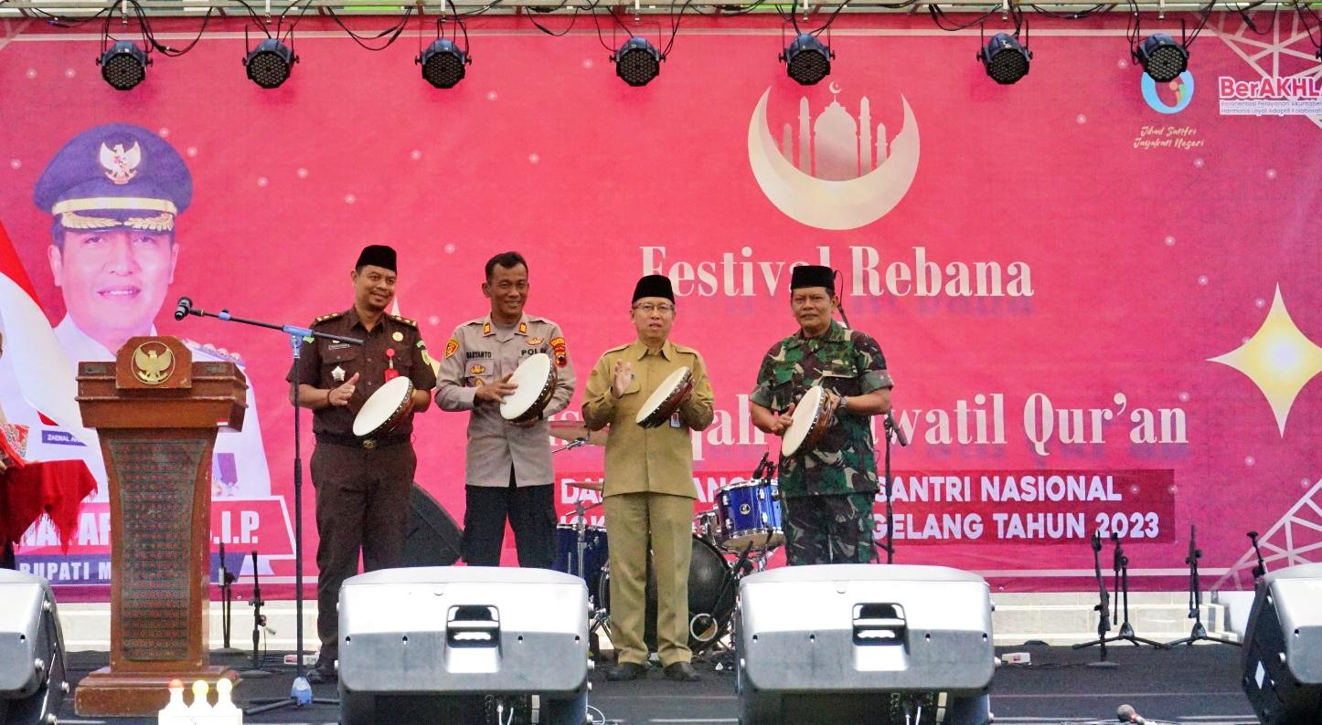 Sekretaris Daerah Kabupaten Magelang Adi Waryanto bersama jajaran Forkompimda saat membuka kegiatan Festival Rebana peringati Hari Santri Nasional 2023
