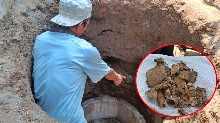 Seorang pekerja gali tanah asal Magelang menunjukkan letak temuan kerangka manusia_foto istimewa
