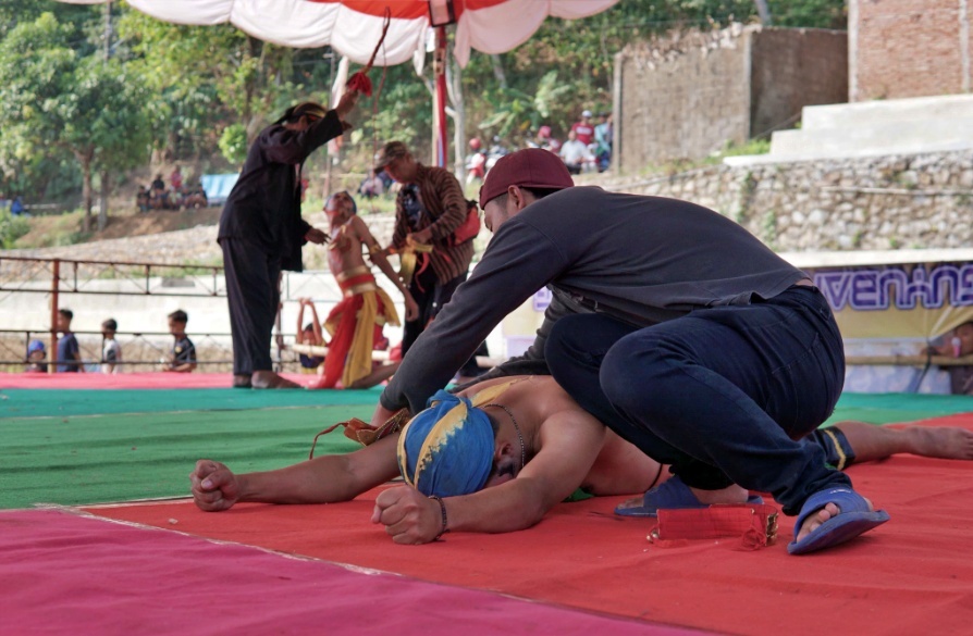 Seorang pelaku seni budaya saat pentas kesurupan magic_foto istinewa