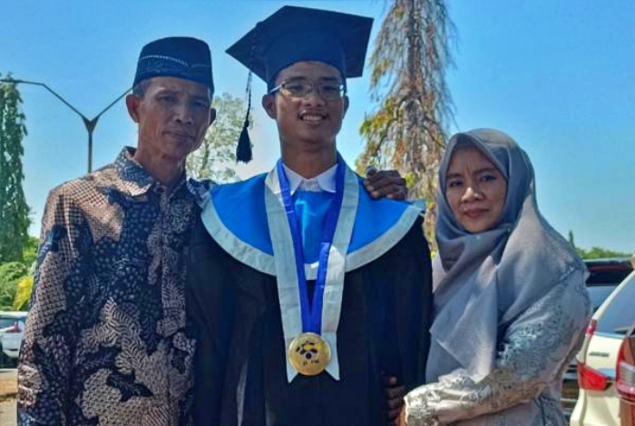Tangkapan layar foto Anak Juru Parkir Jadi Wisudawan Terbaik PENS, Belum Lulus Sudah Ditawari Kerja