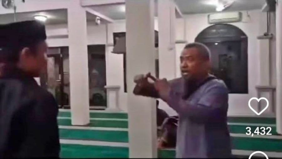 Tangkapan layar video Viral pria mengamuk di Masjid gegara rebana