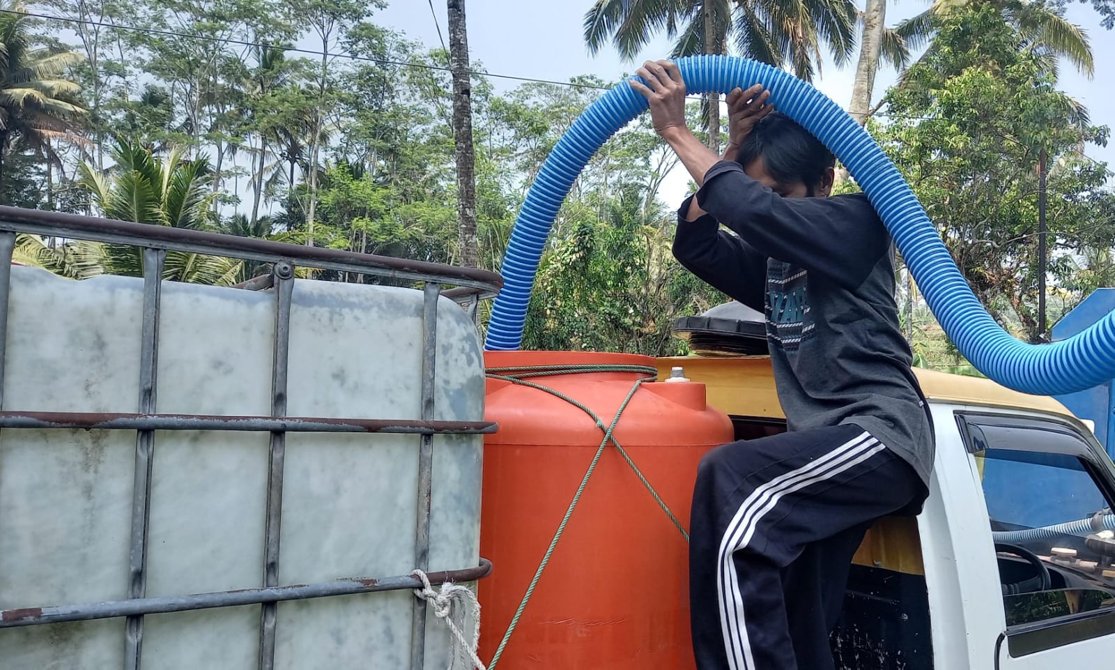 Atasi Kekeringan, Relawan Siaga 24 Jam di Posko Gedad Grabag untuk Bantu Ambil Air yang Melimpah