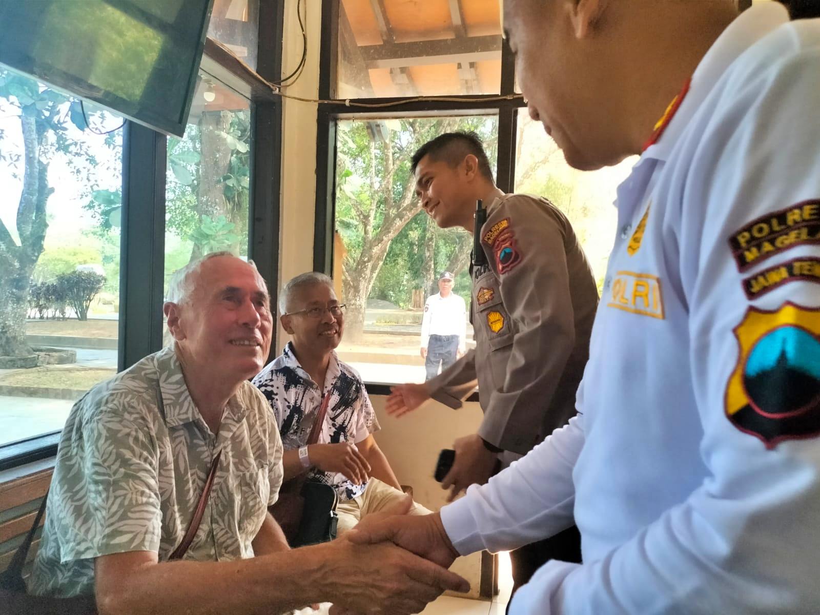 Wisatawan asing terpeleset di Taman Wisata Candi Borobudur dan ditolong Polisi