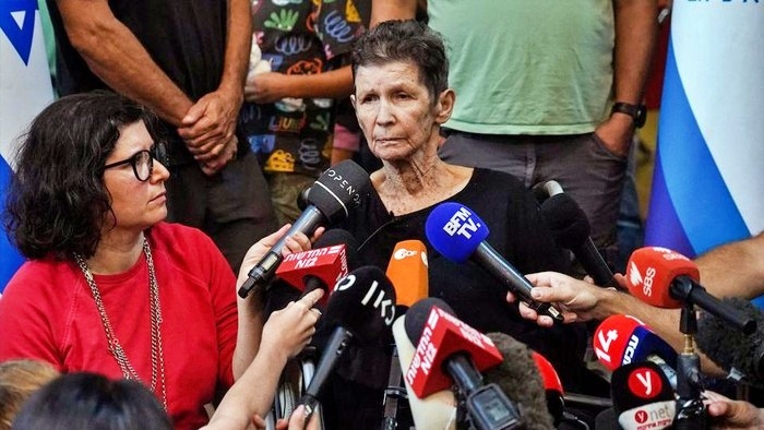 Yocheved Lifshitz (85) berbicara kepada wartawan di rumah sakit di Tel Aviv, Israel, usai dibebaskan oleh Hamas_foto REUTERS_Janis Laizans Acquire Licensing Rights