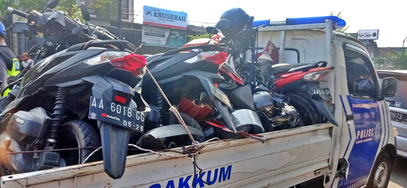 Kendaraan sepeda motor yang terlibat kecelakaan beruntun di Jalan Mendut Magelang_foto bsn
