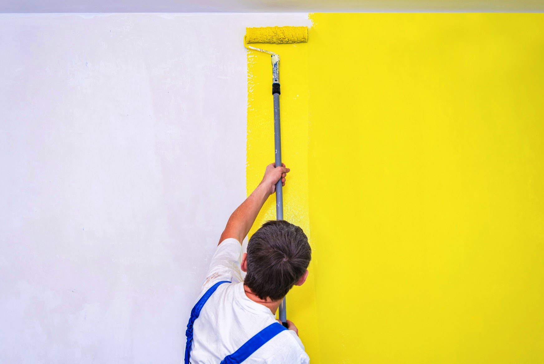 orang mengecat rumah dengan warna warna