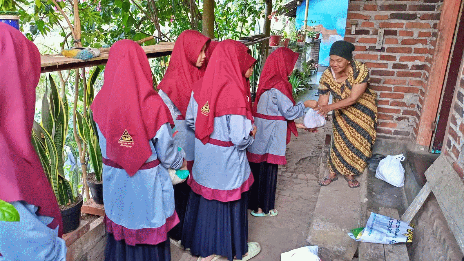 santri Pondok Pesantren (Ponpes) Al Musthofa Tebuireng 16 Wadas Temanggung gelar Bakti Sosial