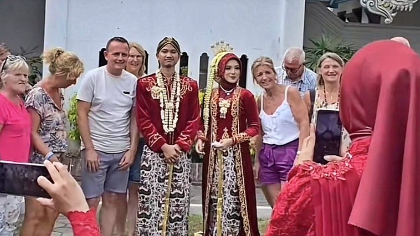 tangkapan layar video Pesta resepsi pengantin adat Jawa dikira wisata oleh Bule di Jogja