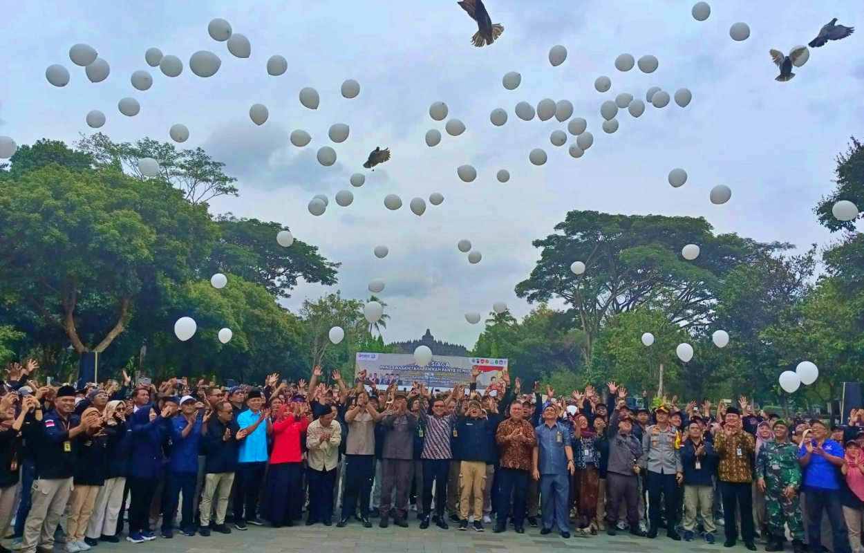 Apel Siaga Pengawan oleh Bawaslu Jateng di Candi Borobudur Magelang_foto Bayu Sapta Nugraha