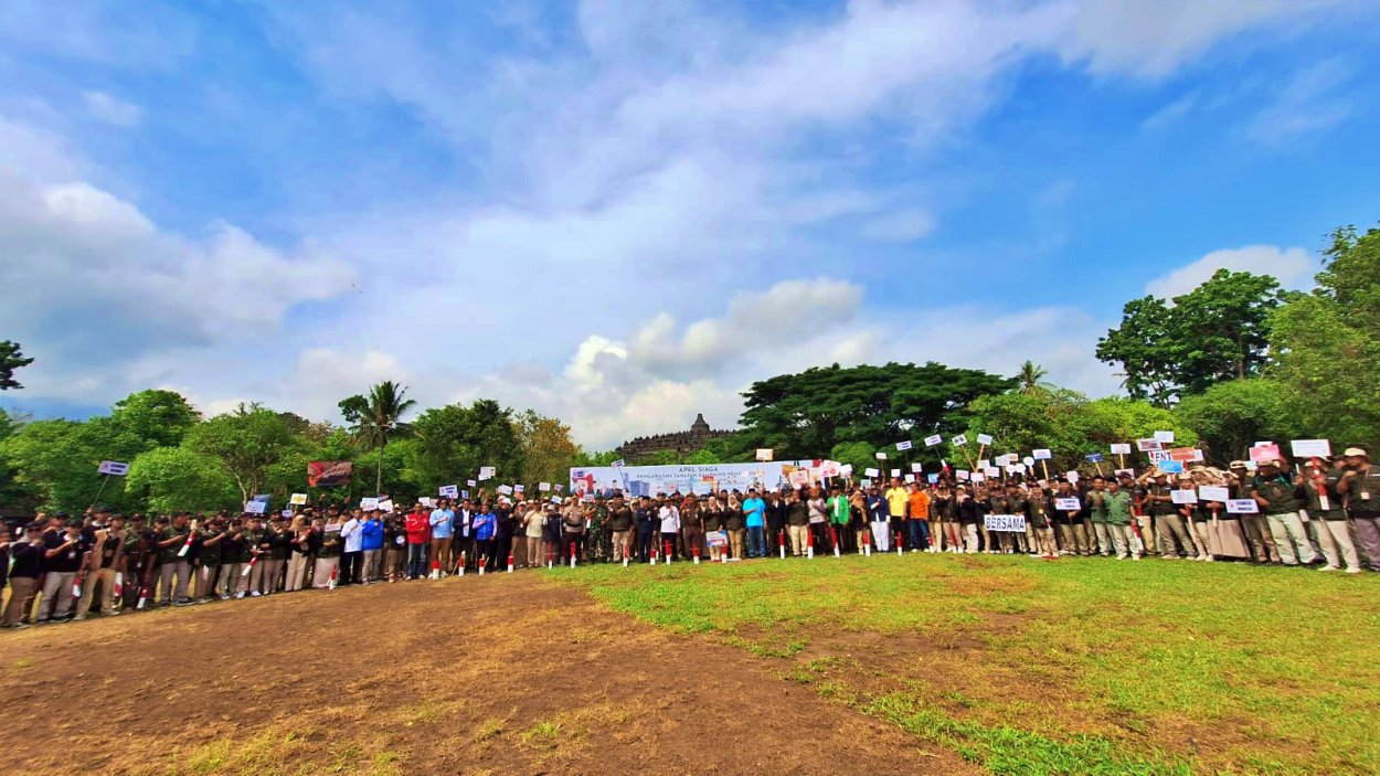 Apel Siaga Pengawasan Bawaslu Kabupaten Magelang di Taman Lumbini Candi Borobudur
