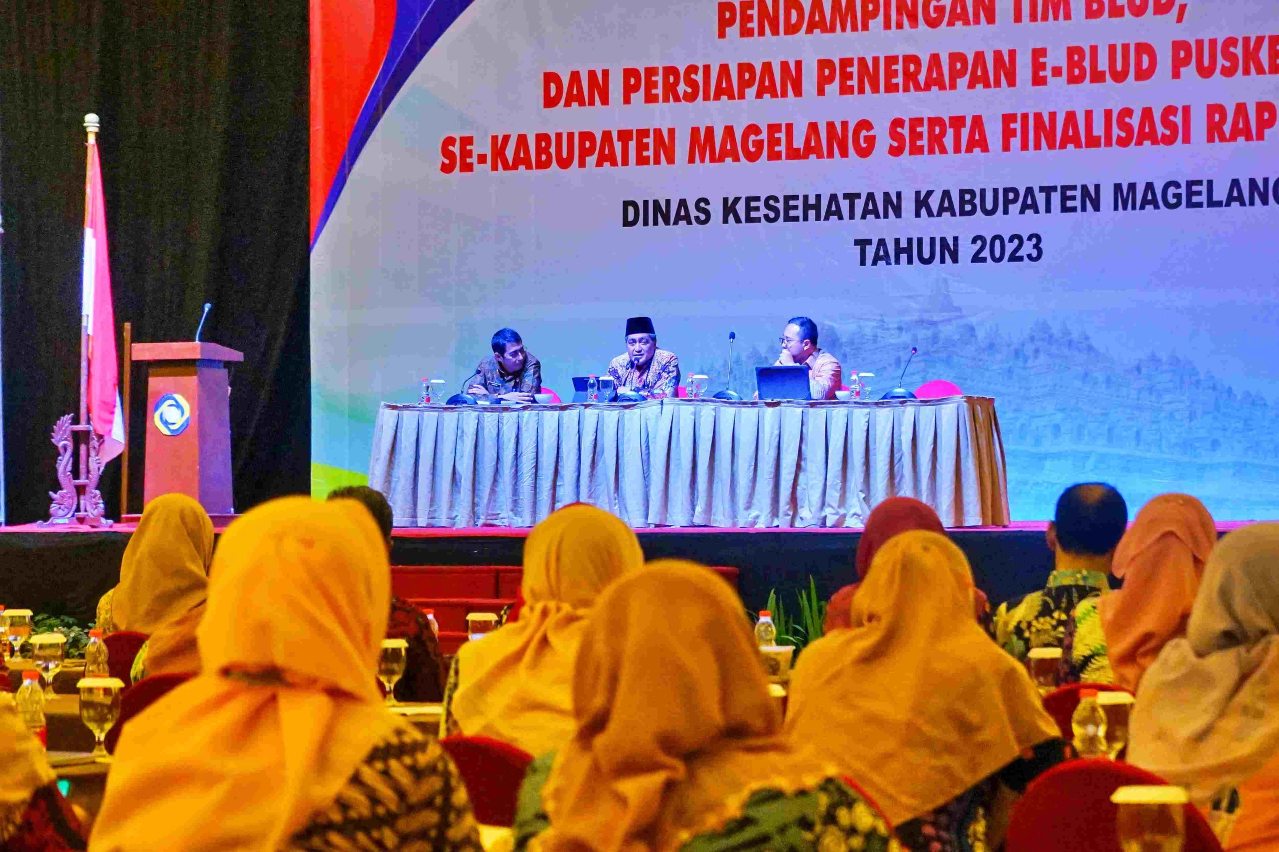 Bupati Magelang Zaenal Arifin bersama Direktorat Jenderal Bina Keuangan Daerah Kementerian Dalam Negeri, Yudia Ramli dan Kepala Dinas Kesehatan Kabupaten Magelang, Sunaryo saat membuka acara pendampingan tim pembina Badan Layanan Umum Daerah (BLUD)