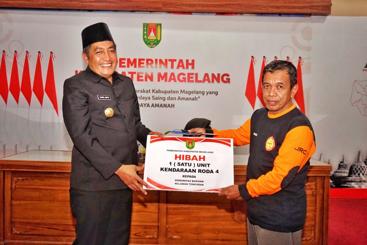 Bupati Magelang Zaenal Arifin saat menyerahkan hibah kendaraan roda empat secara simbolis kepada Ketua Baret, Zubaedy.