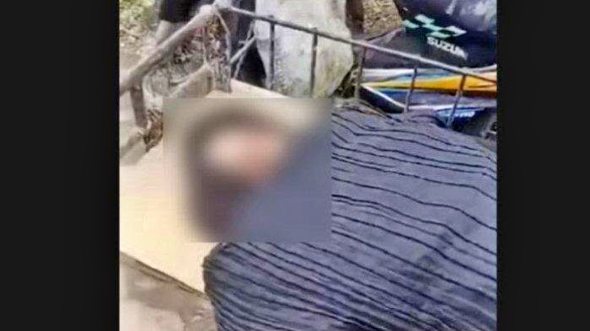 Foto tangkapan layar video mayat wanita diduga hendak dibuang menggunakan becak barang oleh dua pria tak dikenal