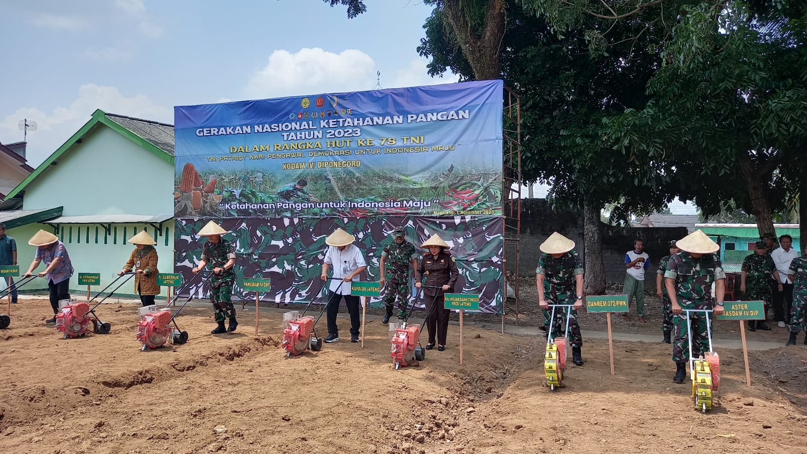 Dukung Gerakan Nasional Ketahanan Pangan, Kodim 0705/Magelang Tanam Jagung Hibrida