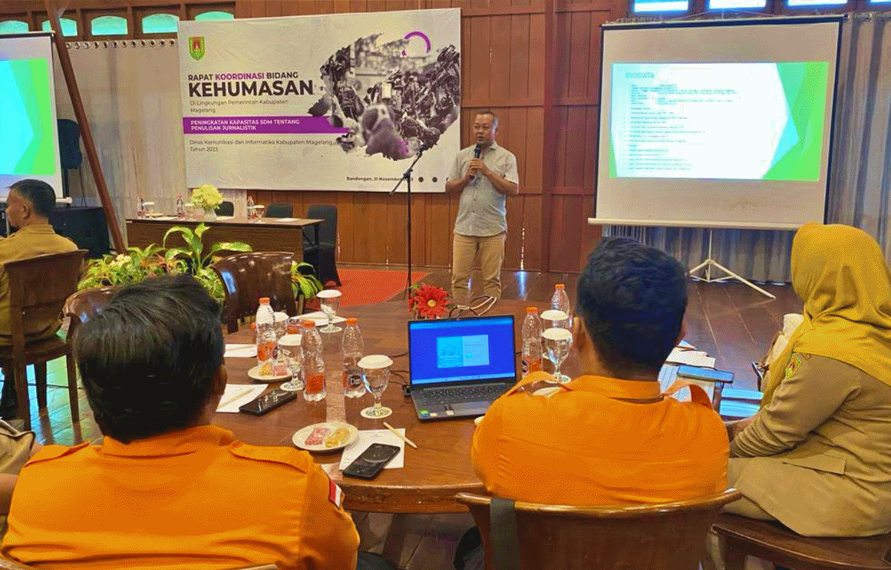 Ketua PWI Kabupaten Magelang, Bagyo saat mengisi pelatihan jurnalistik kepada perwakilan 40 OPD