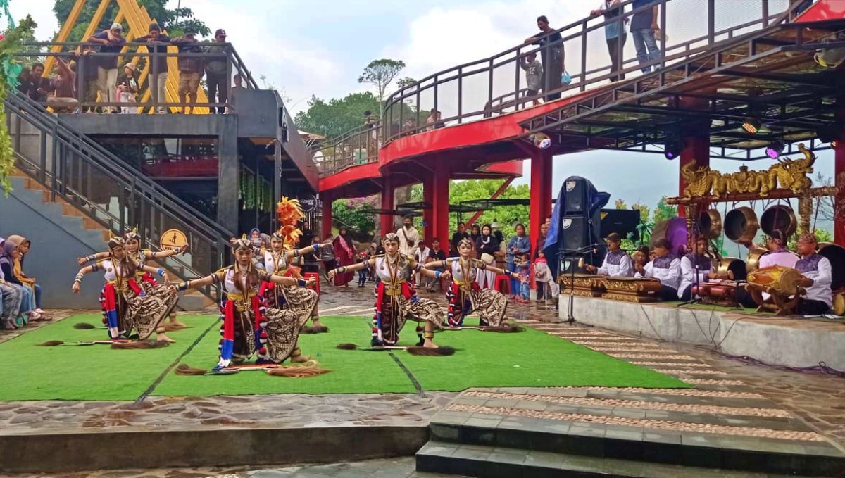 Lomba Kesenian Rakyat Magelang di Ketep Pass Tahun 2023