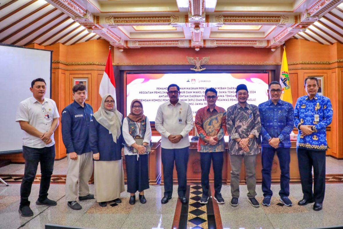 PJ Gubernur Jateng saat foto bersama KPU dan Bawaslu Provinsi Jawa Tengah setelah penyerahan dana hibah untuk Pemilu Jateng 2024