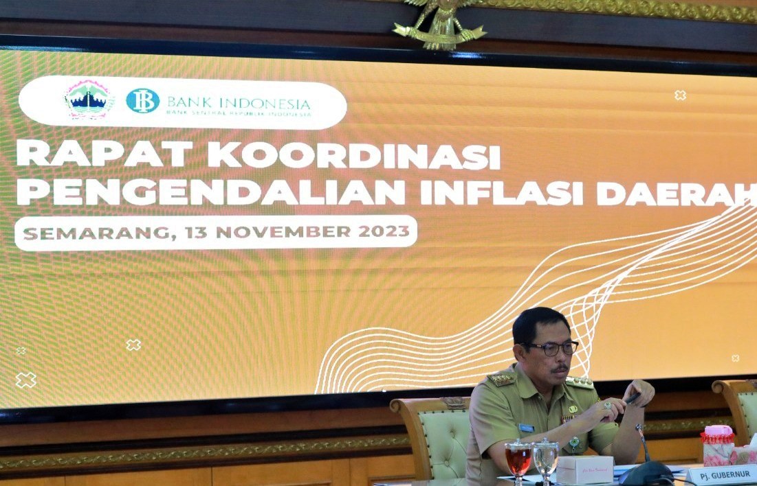 PJ Gubernur Jawa Tengah saat pimpin rapat pengendalian inflasi daerah dengan program pasar murah