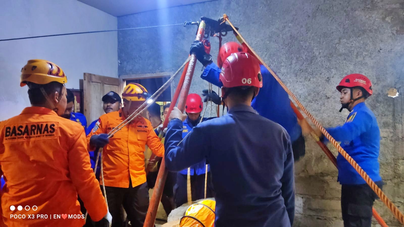 Petugas Gabungan Basarnas dan Damkar Kabupaten Magelang evakuasi tiga orang sekeluarga yang tercebur di dalam sumur