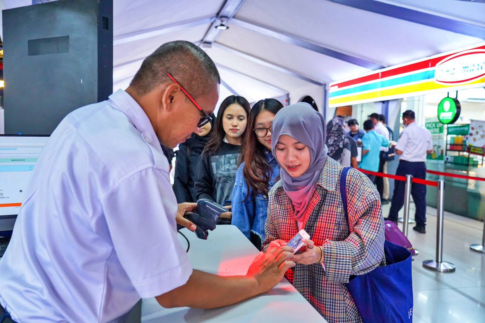 Petugas PT KAI saat mengecek tiket Kereta Api di Pintu Masuk Peron Stasiun