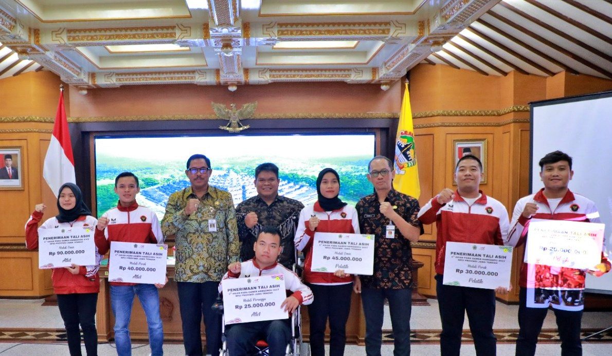 Pj Guberner Jateng, Nana Sudjana memeberikan penghargaan dan tali asih kepada para atlit dan pelatih asal Jateng yang membawa pulang medali pada ajang Asian Paragames Hangzhou 2023