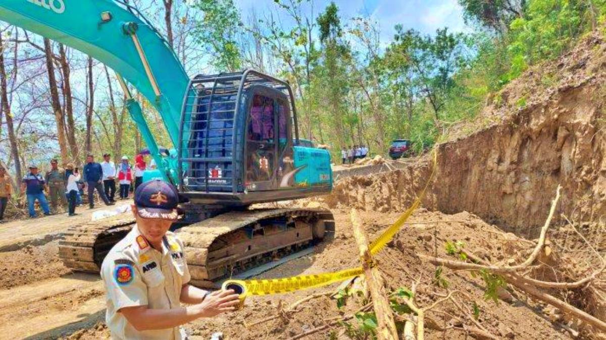 Tim gabungan Pemkab Sleman bersama Pemda DIY menghentikan aktivitas tambang di Prambanan dengan memasang garis dilarang masuk. Aktivitas tambang diminta berhenti sebelum mengantongi izin operasional_foto Pemkab Sleman