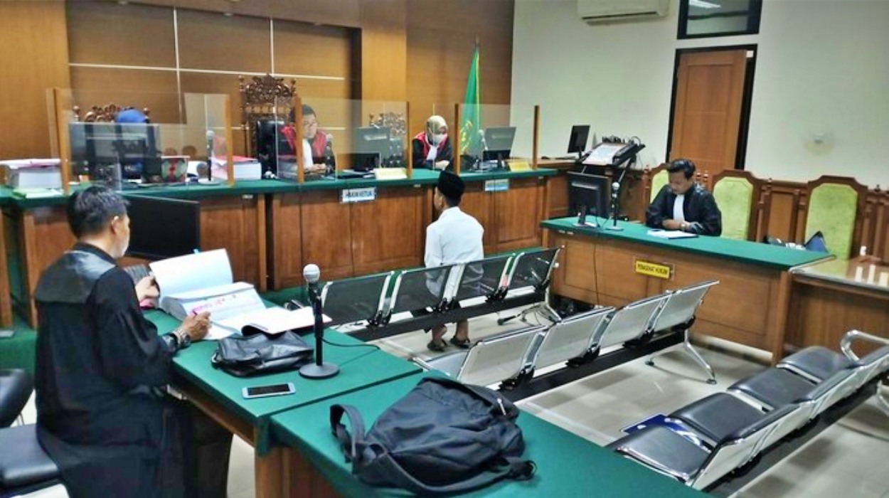 Proses Sidang Terdakwa kasus korupsi dana desa