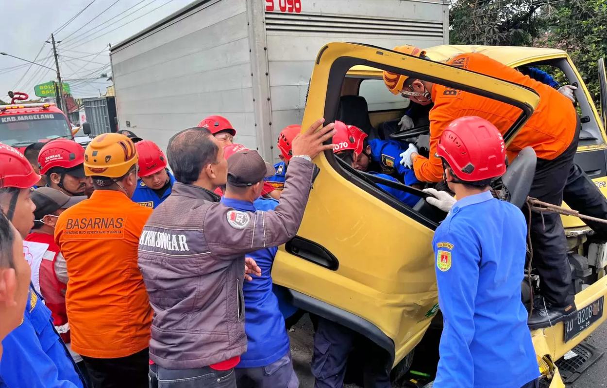 Proses evakuasi sopir truk yang tercepit kemudi setelah alami kecelakaan di Salam Magelang