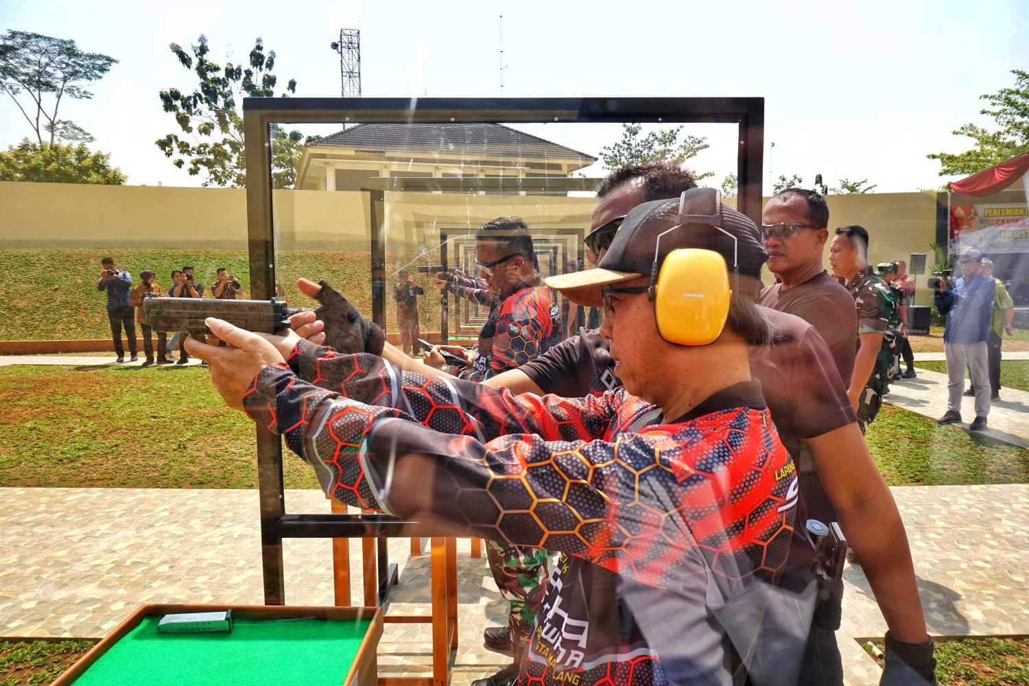Sekretaris Daerah Kabupaten Magelang Adi Waryanto bersama jajaran Forkompimda Kabupaten Magelang saat meresmikan Lapangan Tembak Sanika Satyawada Polresta Magelang