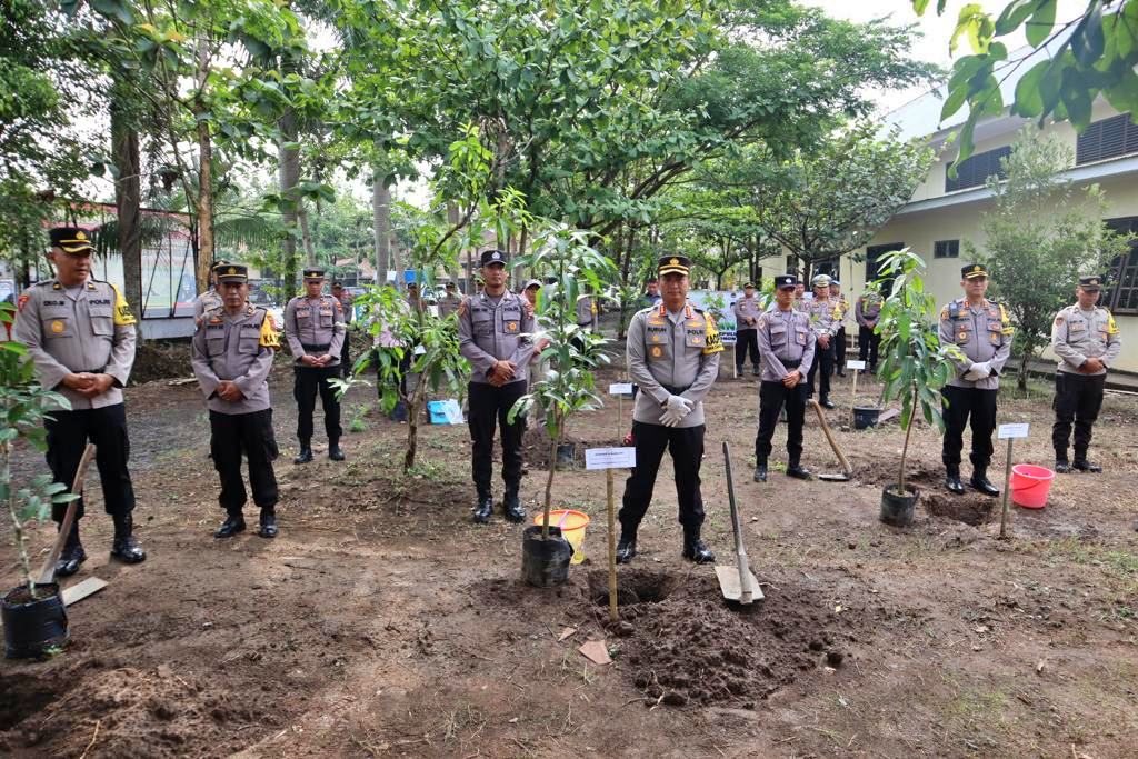 Sinergitas Polri Dengan Kemenko PMK, Polresta Magelang Tanam 700 Pohon Buah