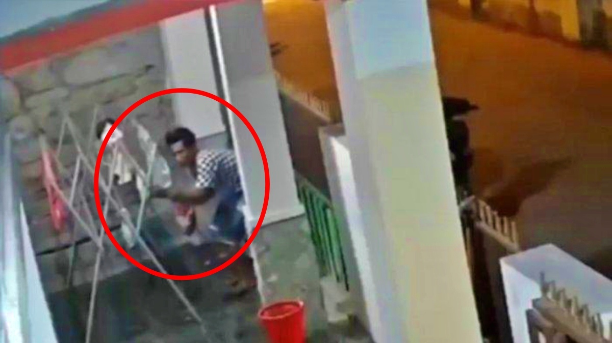 Tangkapan layar video CCTV aksi pria di Bantul mencuri pakaian dalam wanita