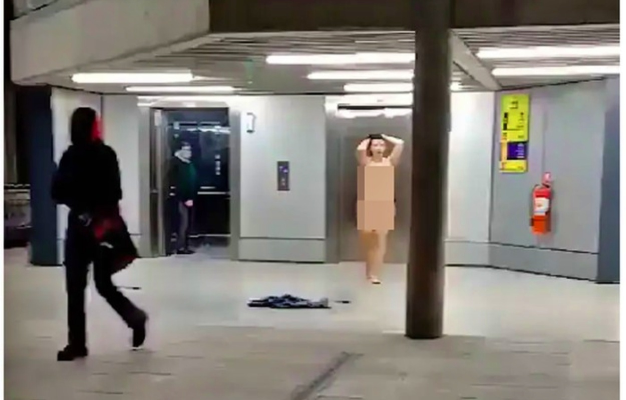Tangkapan layar video Seorang Turis Wanita Telanjang dan berlarian di dalam Bandara