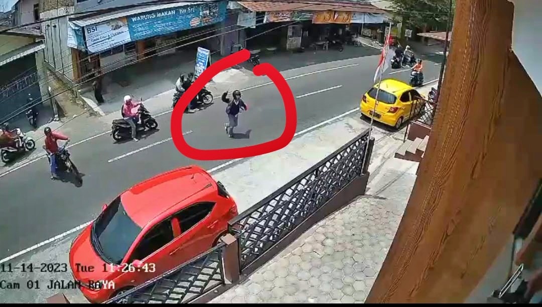 Tangkapan layar video sekelompok pelajar lakukan provokasi di depan sekolah lain di Muntilan
