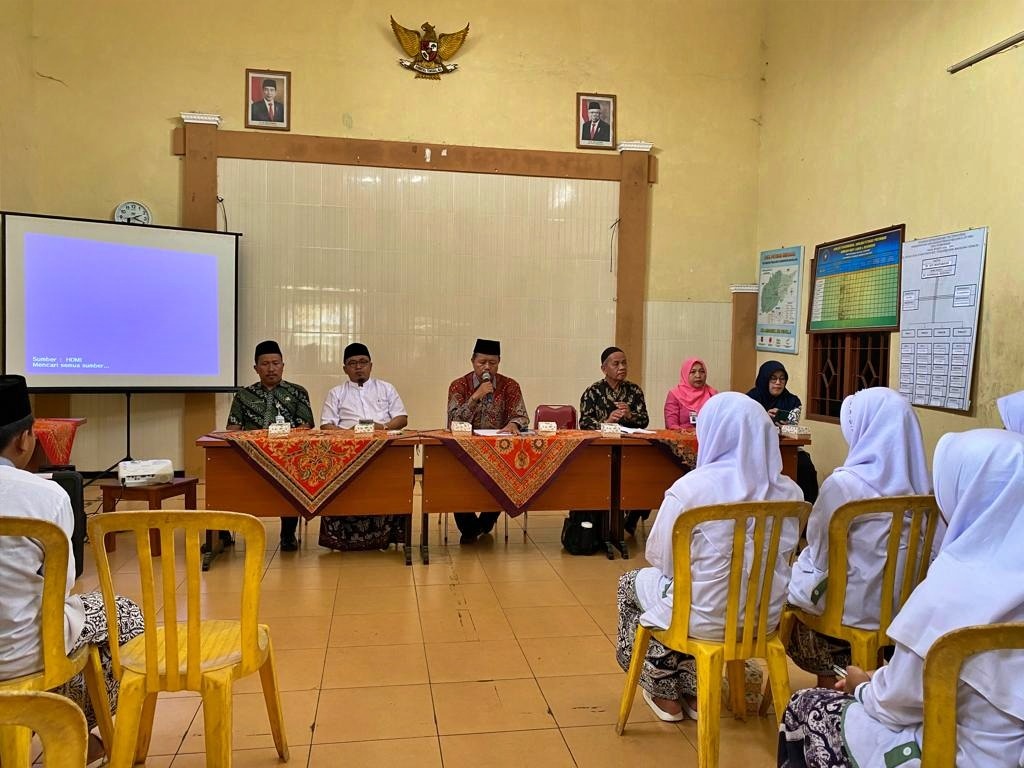 Tim Komunitas Masyarakat Peduli Pendidikan (KMPP) Kabupaten Magelang, melakukan rekonfirmasi data kepada Anak Tidak Sekolah (ATS)