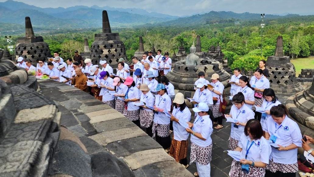 Umat Buddha doakan Palestina di puncak Candi Borobudur Magelang_foto Kemenag