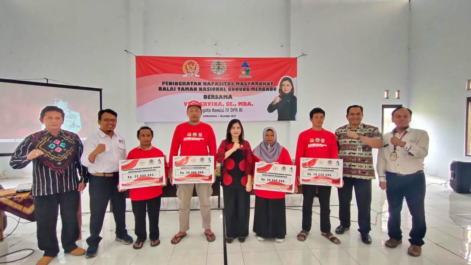 Vita Ervina saat memberikan bantuan kepada desa penyangga Gunung Merbabu di Magelang