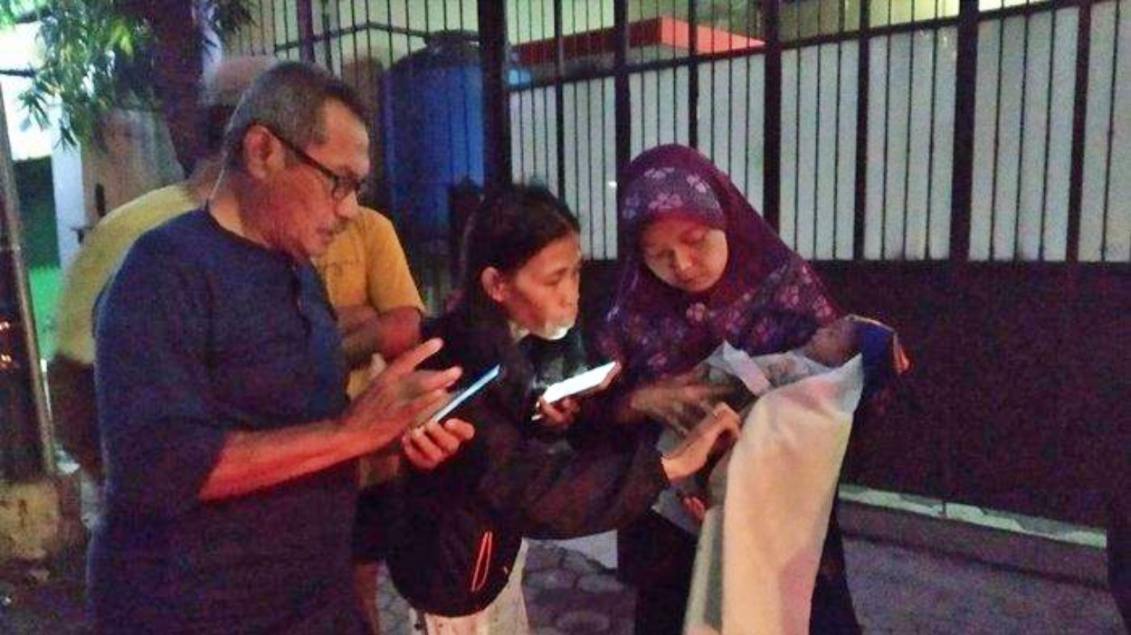 Warga menemukan bayi di depan pintu gerbang sebuah toko roti di Kota Magelang_foto istimewa