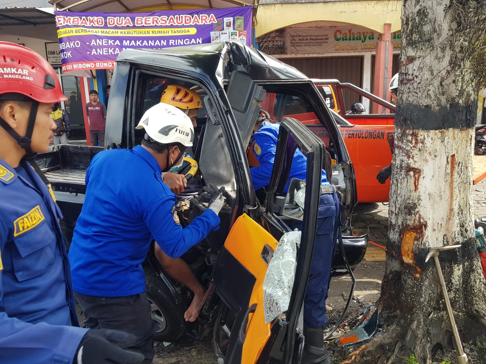 Damkar Kabupaten Magelang Bantu Evakuasi Sopir Terjepit Kabin Mobil