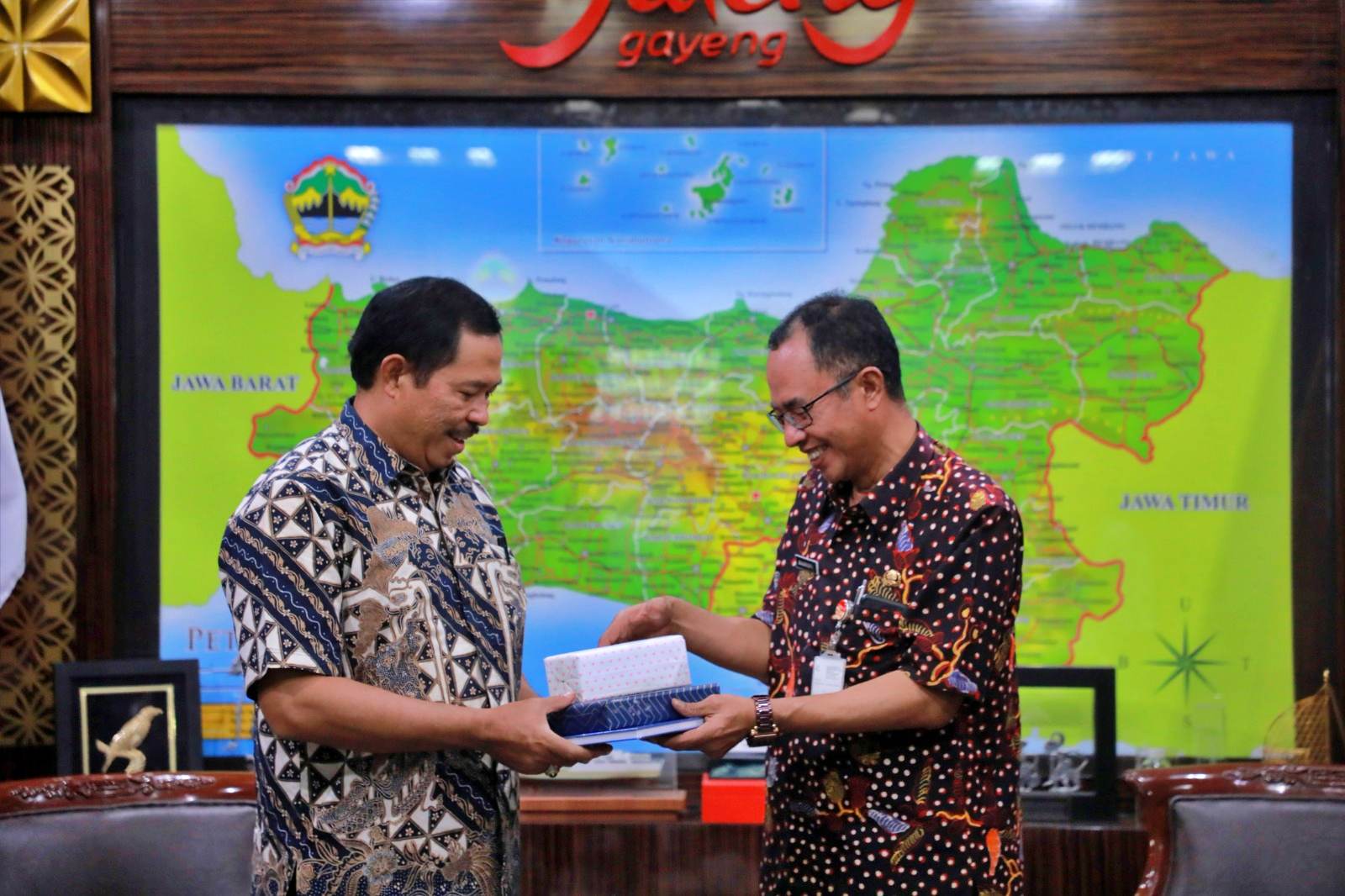 enjabat Gubernur Jawa Tengah, Nana Sudjana usai rapat koordinasi dengan Kepala Biro Pemerintah, Otonomi Daerah, dan Kerja Sama bersama OPD terkait di Kantor Gubernur Jawa Tengah,