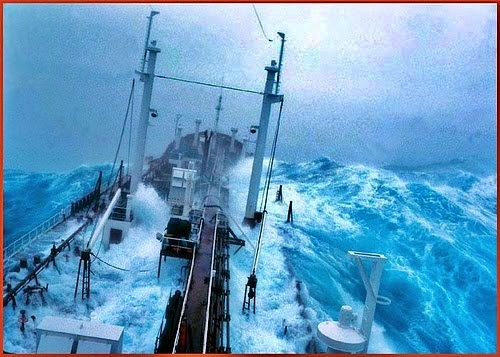 ilustrasi kisah pelaut saat di atas kapal di tengah laut